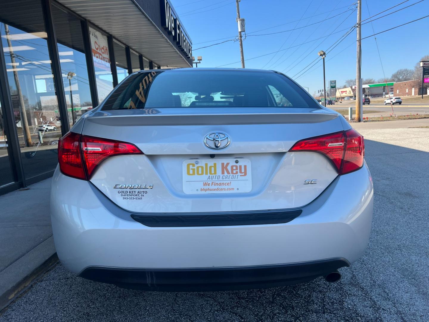 2018 Classic Silver Metallic Toyota Corolla SE CVT (5YFBURHE8JP) with an 1.8L L4 DOHC 16V engine, 6-Speed Manual transmission, located at 1633 W Kimberly, Davenport, IA, 52806, (563) 323-5341, 41.559456, -90.598732 - Photo#5